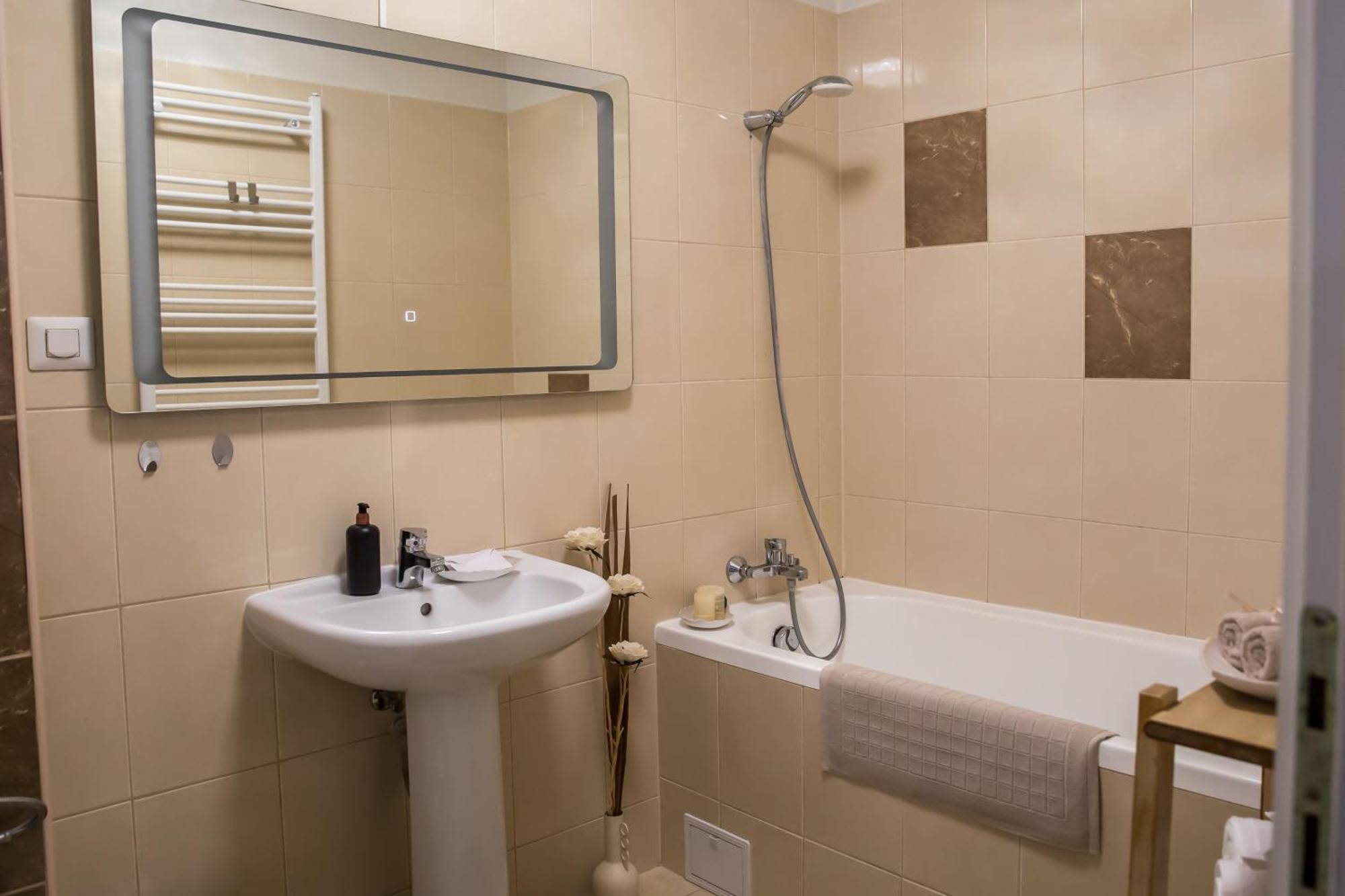 Jsn House - Private Parking & Premium Services บูคาเรสต์ ภายนอก รูปภาพ